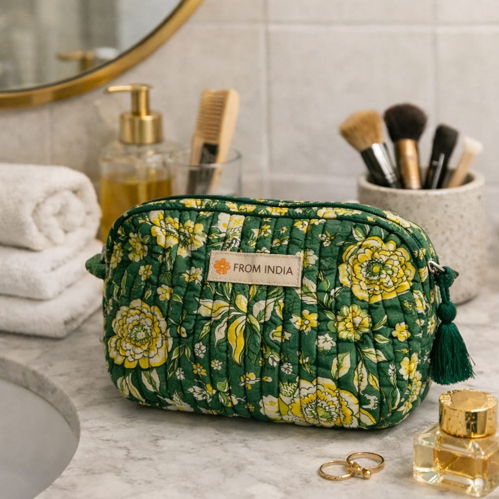 Trousse de toilette matelassée verte à motif floral jaune blanc et vert clair avec pompon vert From India Boutique