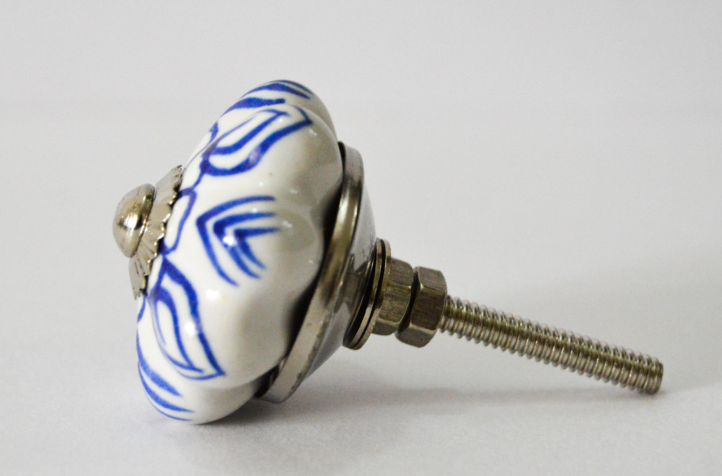 Collection de boutons de meuble en céramique peinte à la main, motifs artisanaux indiens d’Udaipur, disponibles en plusieurs variantes.