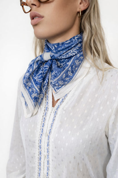 Cheich Nagpur 75x75 cm en voile de coton bleu avec motifs floraux blancs et bleu foncé, bordure imprimée artisanale Block Print.