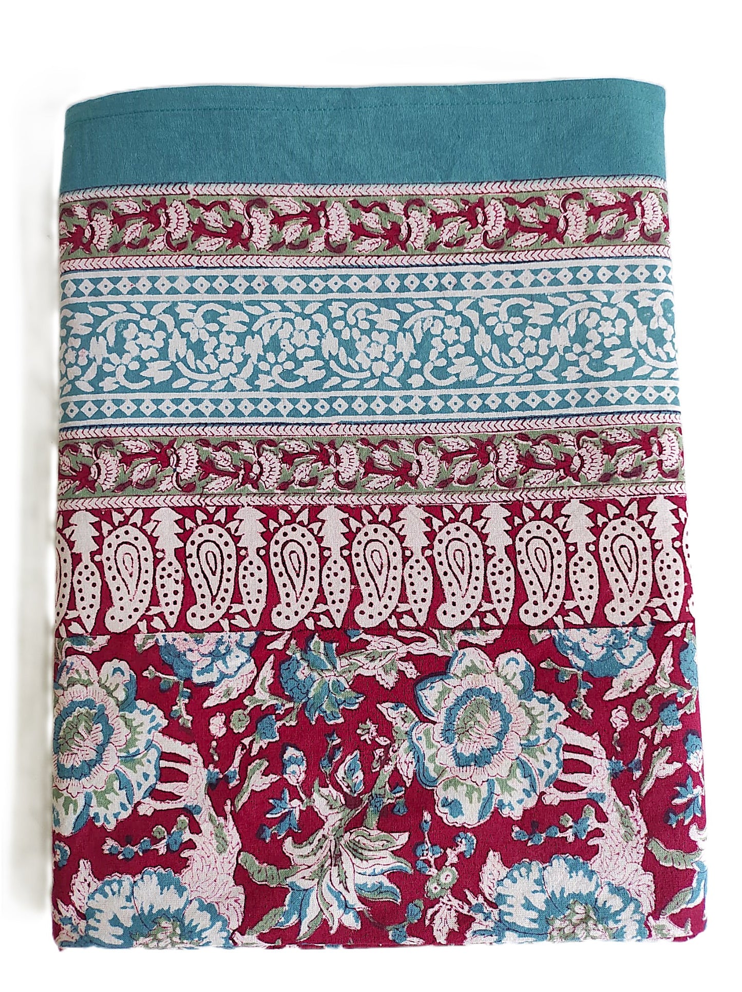 Nappe rectangulaire 6 places en coton Block Print indien rouge bordeaux, turquoise et écru, avec motifs floraux et bordure décorative.