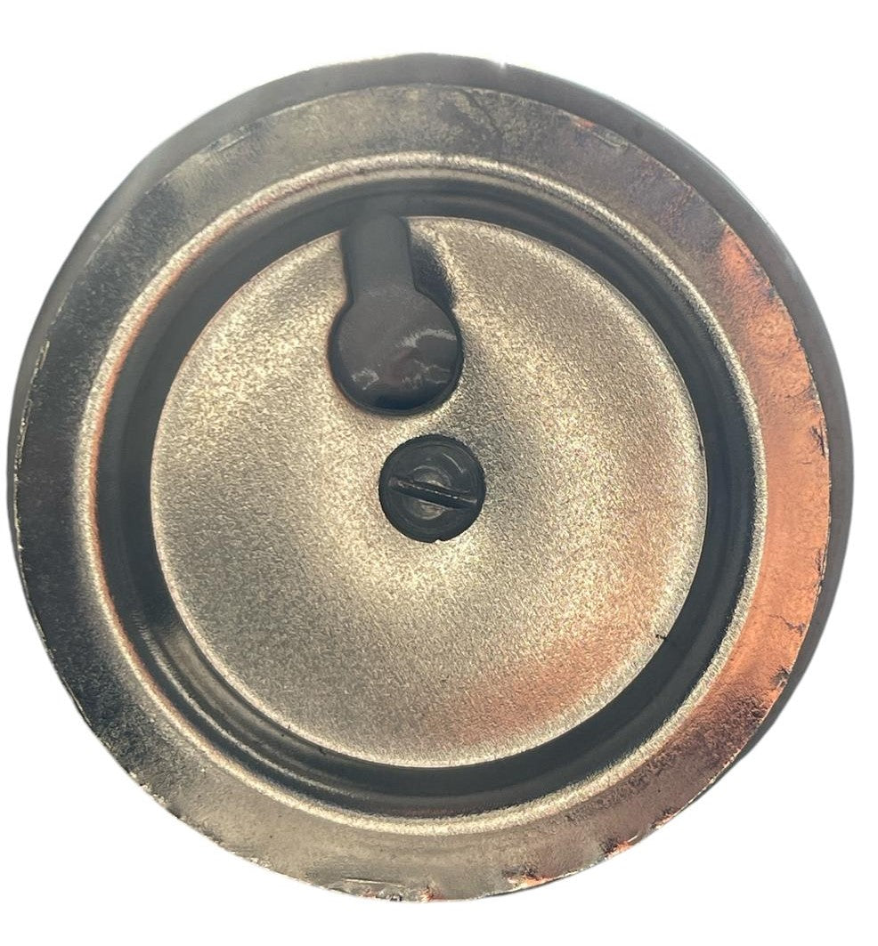 Patère murale ronde en céramique peinte à la main avec motifs géométriques multicolores, support en métal finition aluminium, artisanat traditionnel du Rajasthan.