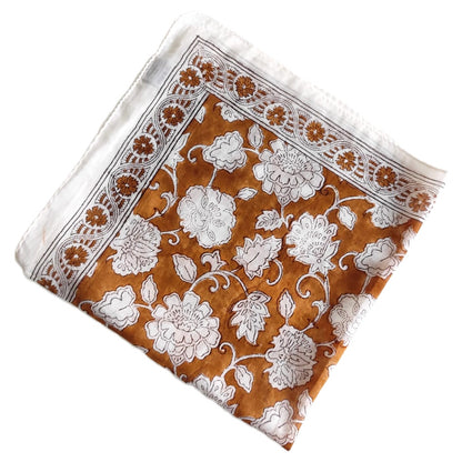 Cheich Hampi 75x75 cm en voile de coton ocre avec grands motifs floraux blancs, bordure imprimée et impression artisanale Block Print.