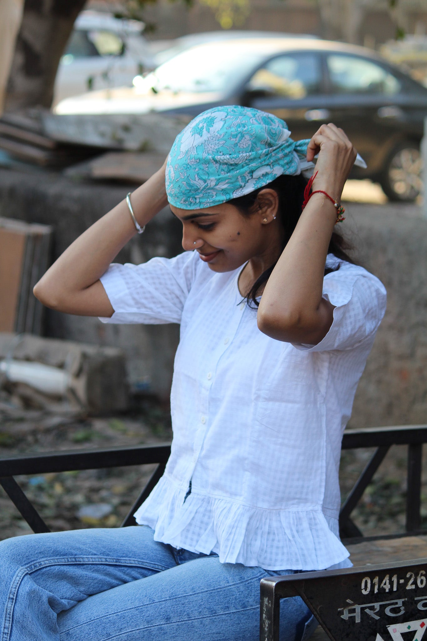 Bandana carré Varanasi 50x50 cm en coton Block Print, motif floral écru sur fond bleu turquoise avec bordure décorative assortie, From India Boutique.