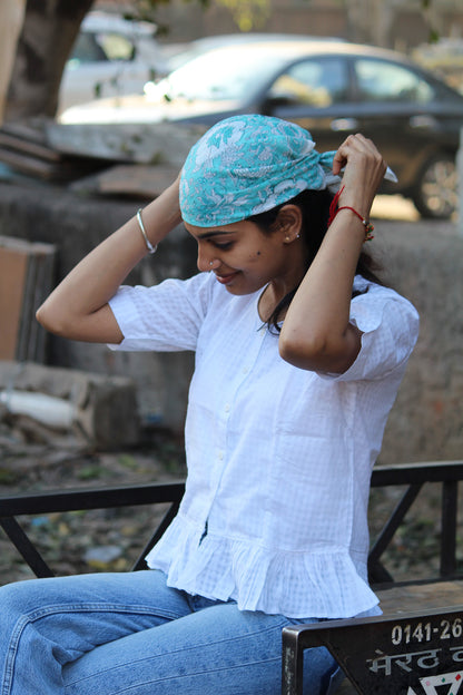Bandana carré Varanasi 50x50 cm en coton Block Print, motif floral écru sur fond bleu turquoise avec bordure décorative assortie, From India Boutique.