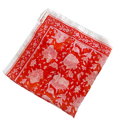 Bandana carré Mumbai 50x50 cm en coton Block Print, motif floral rouge corail et écru avec bordure décorative, From India Boutique.