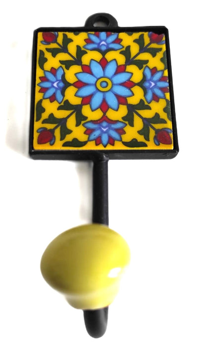 Collection de patères murales carrées en céramique peinte à la main, motifs colorés artisanaux du Rajasthan avec structure en métal noir.