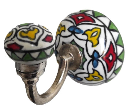 Patère murale ronde en céramique peinte à la main avec motifs géométriques multicolores, support en métal finition aluminium, artisanat traditionnel du Rajasthan.