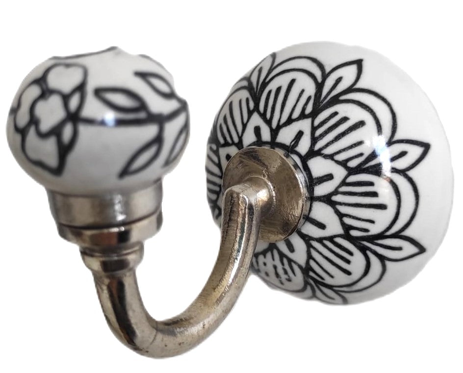 Patère murale ronde en céramique peinte à la main avec motifs géométriques multicolores, support en métal finition aluminium, artisanat traditionnel du Rajasthan.