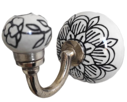 Patère murale ronde en céramique peinte à la main avec motifs géométriques multicolores, support en métal finition aluminium, artisanat traditionnel du Rajasthan.