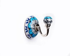 Patère murale ronde en céramique peinte à la main avec motifs géométriques multicolores, support en métal finition aluminium, artisanat traditionnel du Rajasthan.