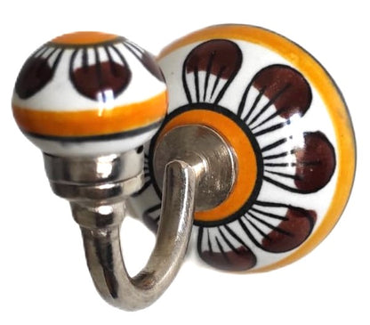 Patère murale ronde en céramique peinte à la main avec motifs géométriques multicolores, support en métal finition aluminium, artisanat traditionnel du Rajasthan.