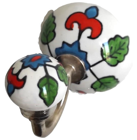 Patère murale ronde en céramique peinte à la main avec motifs géométriques multicolores, support en métal finition aluminium, artisanat traditionnel du Rajasthan.