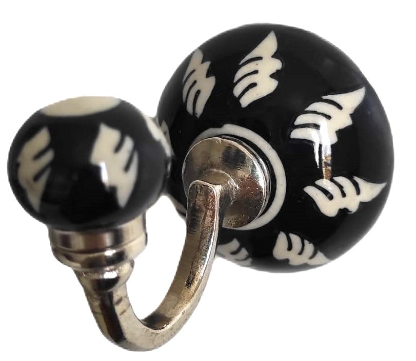 Patère murale ronde en céramique peinte à la main avec motifs géométriques multicolores, support en métal finition aluminium, artisanat traditionnel du Rajasthan.