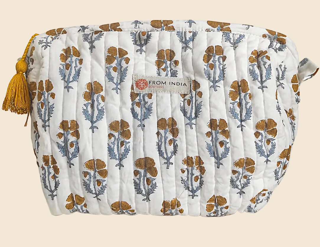 Trousse de toilette matelassée écrue à motif Fleur de Lys moka et gris bleuté avec pompon From India Boutique