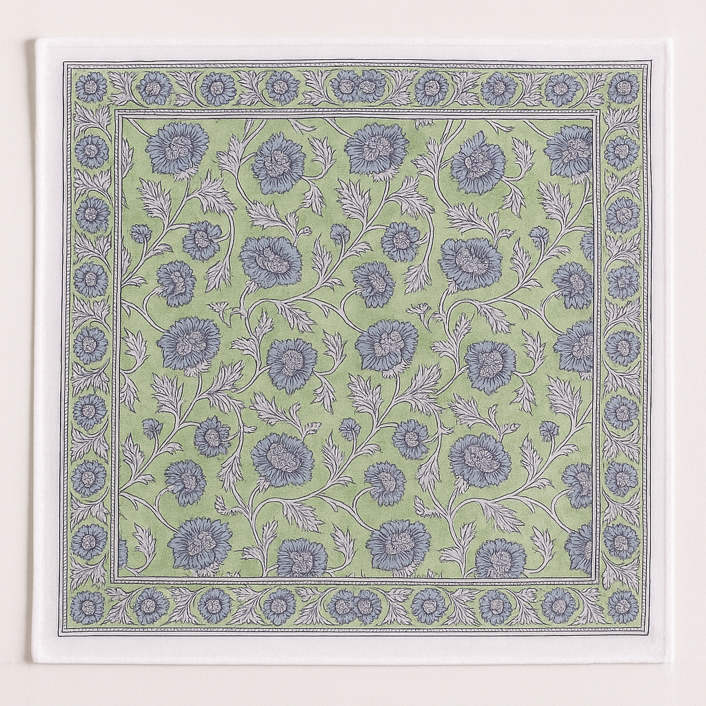 Bandana carré Bangalore 50x50 cm en coton Block Print, motif floral bleu grisé sur fond vert d’eau avec bordure assortie, From India Boutique.