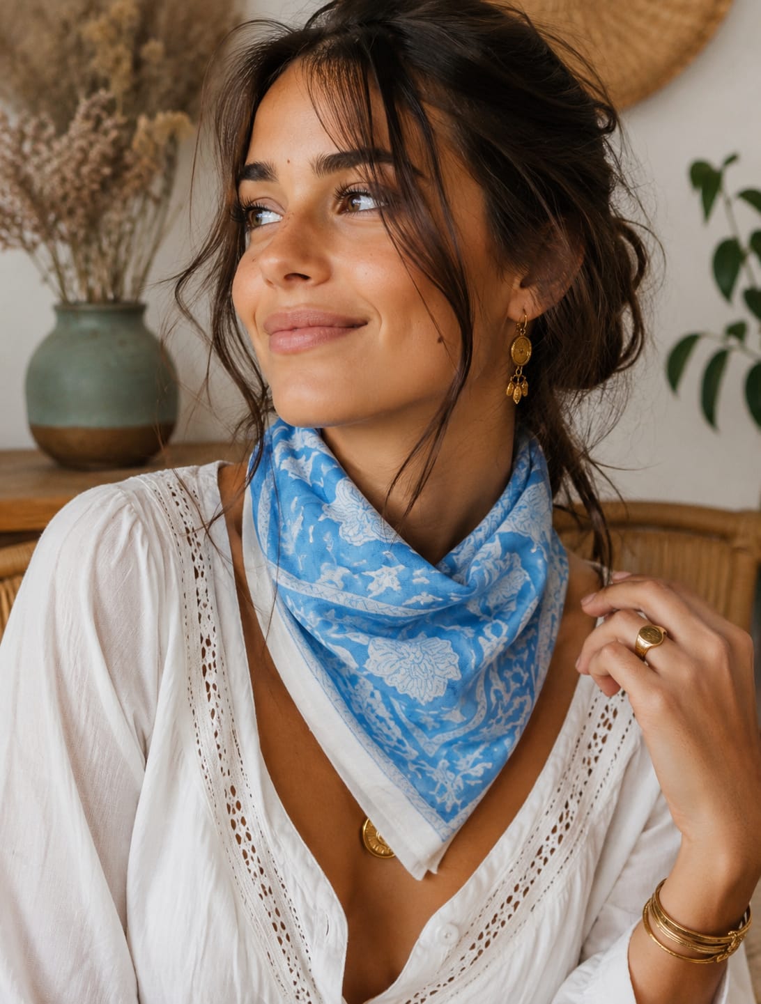 Bandana carré Goa 50x50 cm en coton Block Print, motif floral écru sur fond bleu avec bordure décorative assortie, From India Boutique.