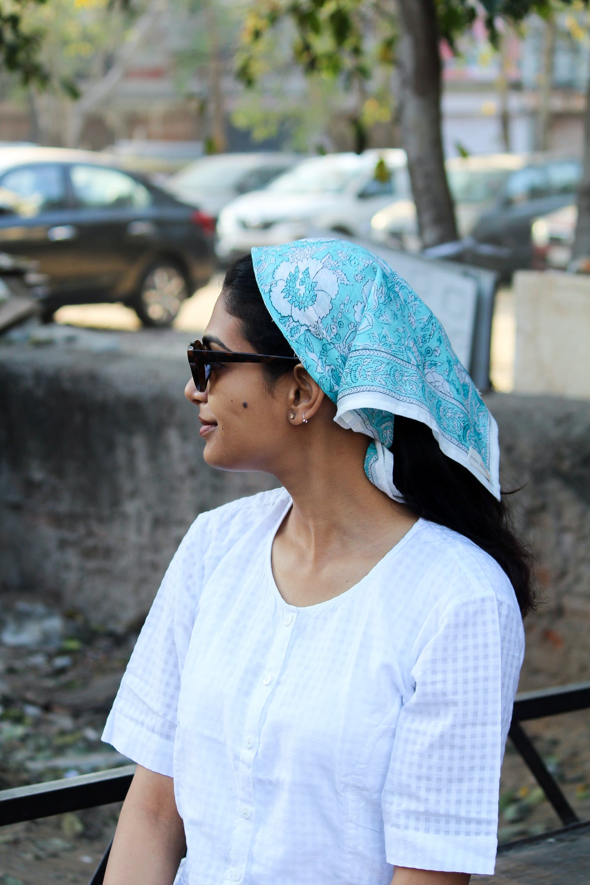 Bandana carré Varanasi 50x50 cm en coton Block Print, motif floral écru sur fond bleu turquoise avec bordure décorative assortie, From India Boutique.