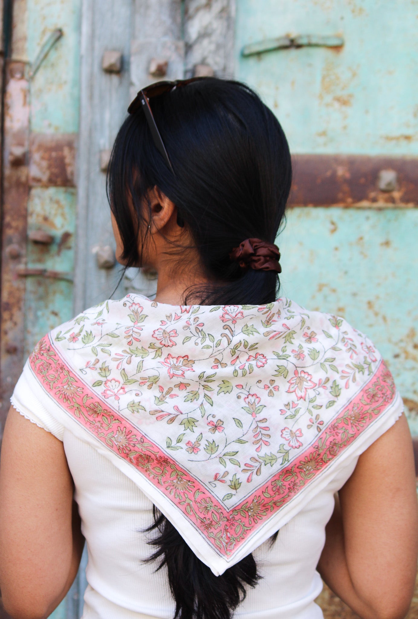 Cheich Chennai 75x75 cm en voile de coton blanc avec motifs floraux roses et verts, bordure rose, impression artisanale Block Print.