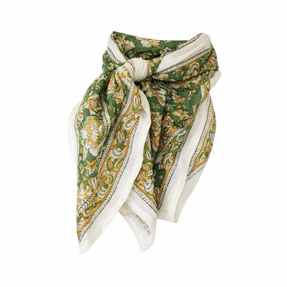 Cheich Ranchi 75x75 cm en voile de coton vert avec motifs floraux blancs et ocre, imprimé artisanal Block Print.