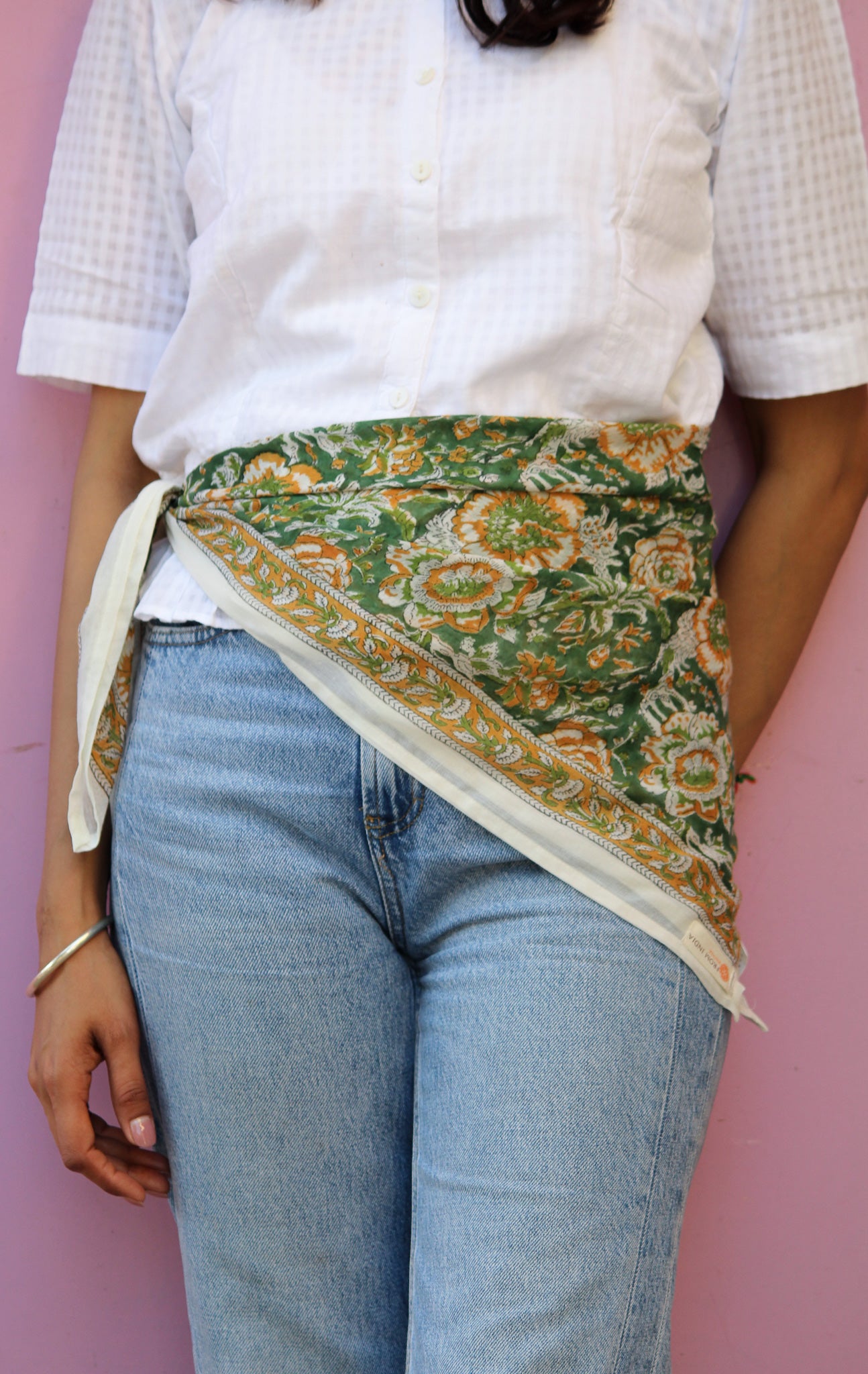 Cheich Ranchi 75x75 cm en voile de coton vert avec motifs floraux blancs et ocre, imprimé artisanal Block Print.