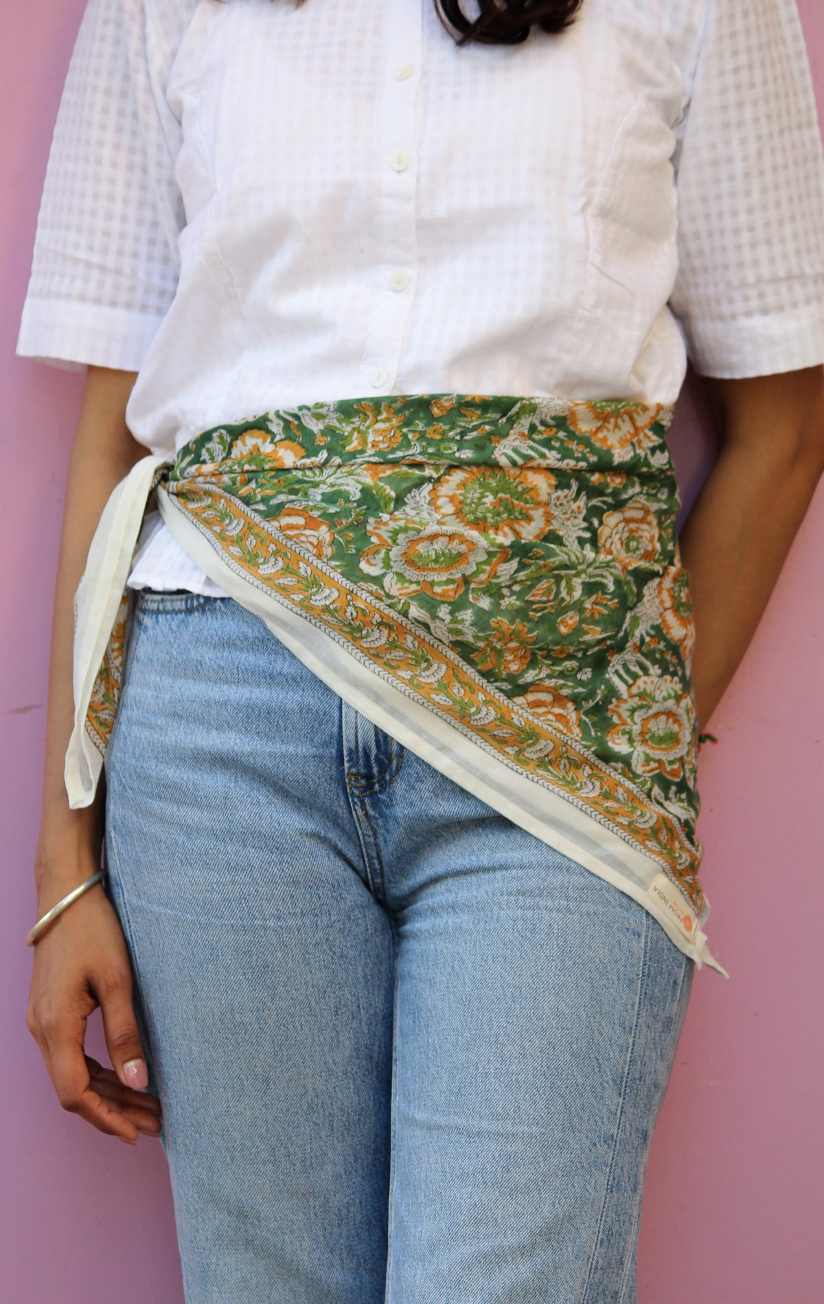 Cheich Ranchi 75x75 cm en voile de coton vert avec motifs floraux blancs et ocre, imprimé artisanal Block Print.