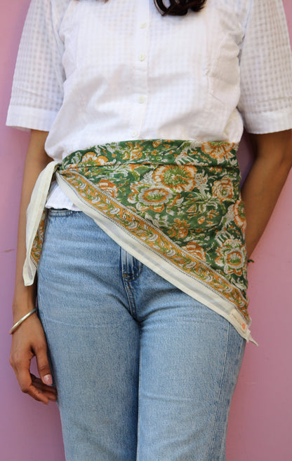 Cheich Ranchi 75x75 cm en voile de coton vert avec motifs floraux blancs et ocre, imprimé artisanal Block Print.