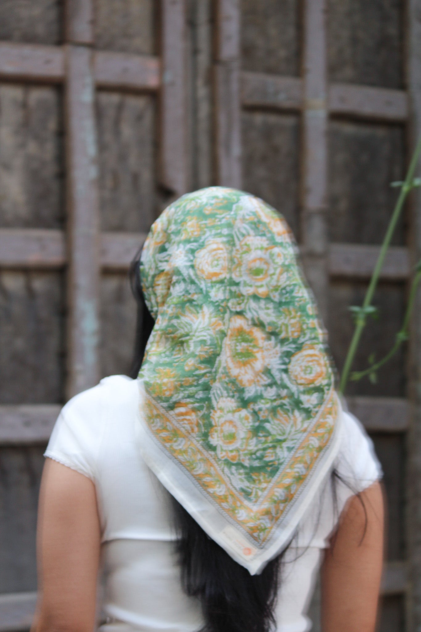 Cheich Ranchi 75x75 cm en voile de coton vert avec motifs floraux blancs et ocre, imprimé artisanal Block Print.