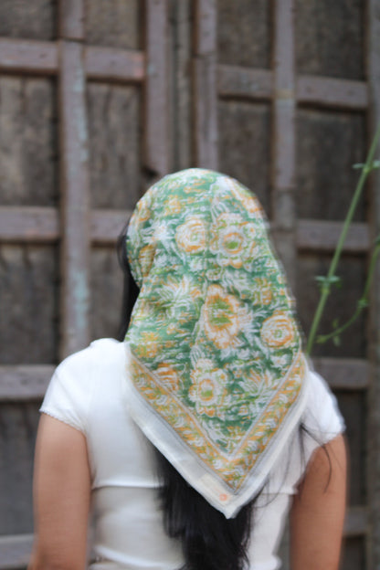 Cheich Ranchi 75x75 cm en voile de coton vert avec motifs floraux blancs et ocre, imprimé artisanal Block Print.