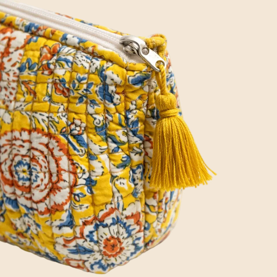 Trousse de toilette matelassée jaune moutarde à motif floral bleu écru terracotta avec pompon jaune From India Boutique