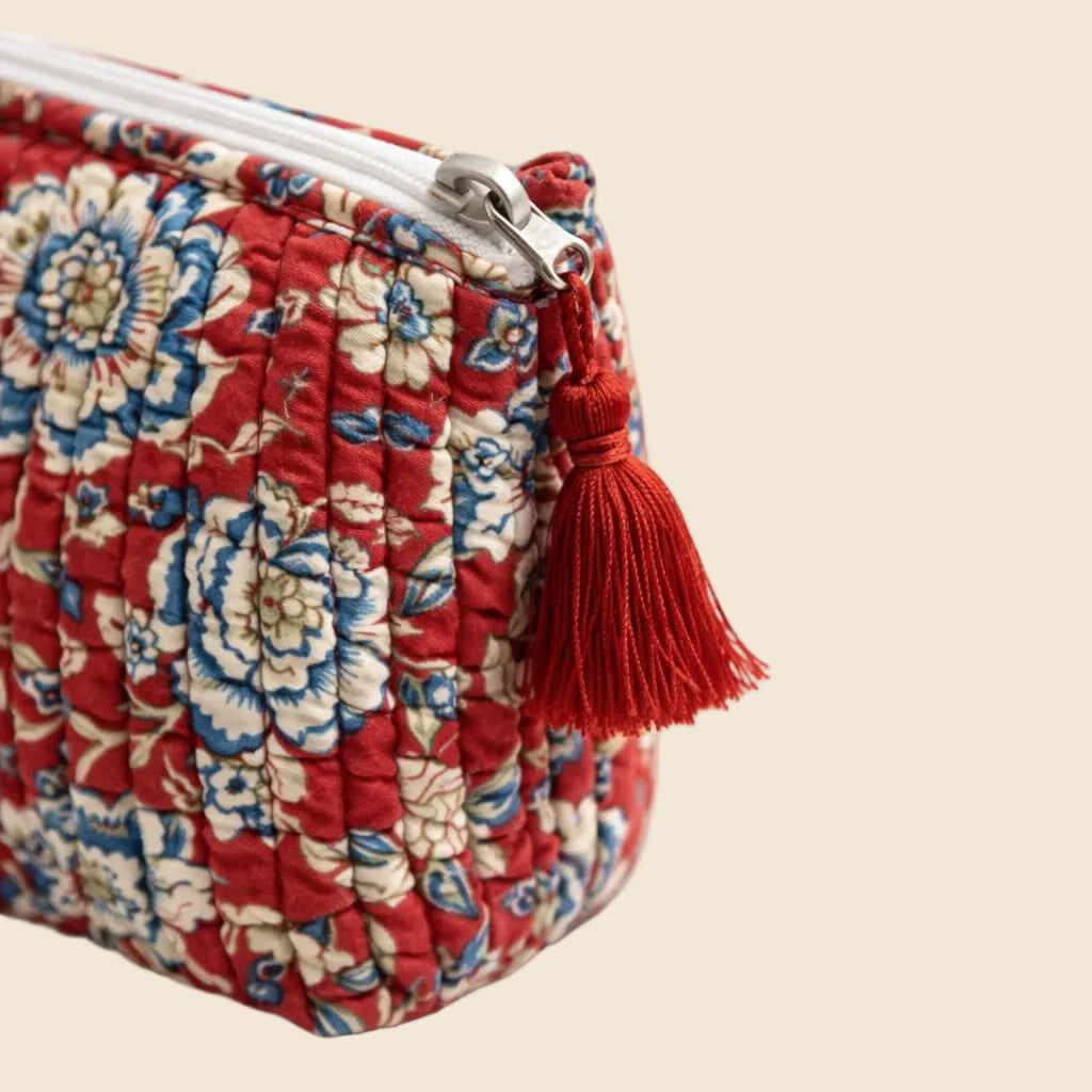 Trousse de toilette matelassée rouge bordeaux à motif floral bleu écru et vert avec pompon rouge From India Boutique