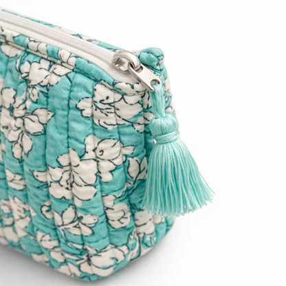 Trousse de toilette matelassée turquoise à motif floral blanc et bleu clair avec pompon turquoise From India Boutique