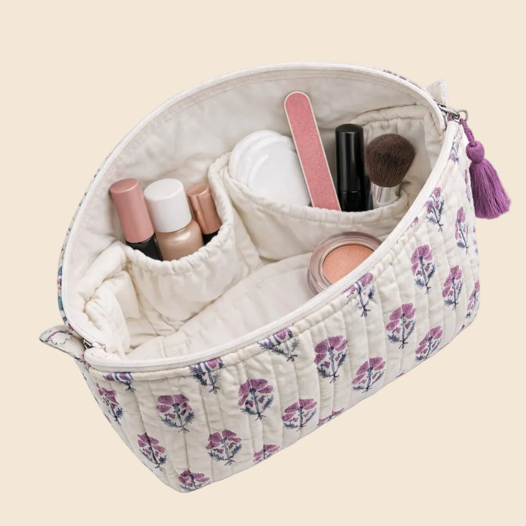 Trousse de toilette matelassée écrue à motif Fleur de Lys rose et violet bleuté avec pompon rose From India Boutique