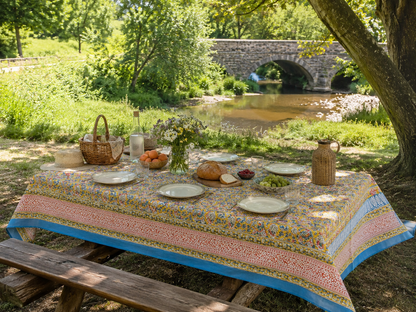 Nappe rectangulaire 6 places en coton Block Print indien moutarde, bleu clair et terracotta, avec motifs floraux et bordure décorative.