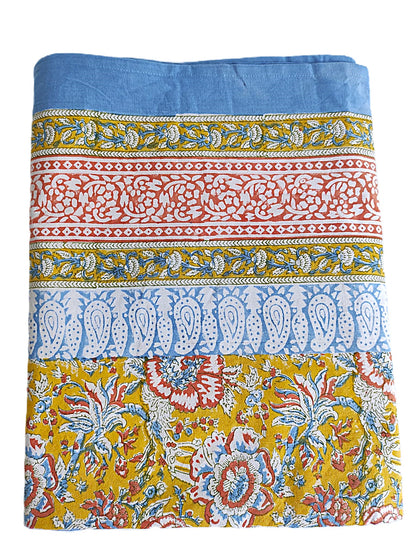 Nappe rectangulaire 6 places en coton Block Print indien moutarde, bleu clair et terracotta, avec motifs floraux et bordure décorative.