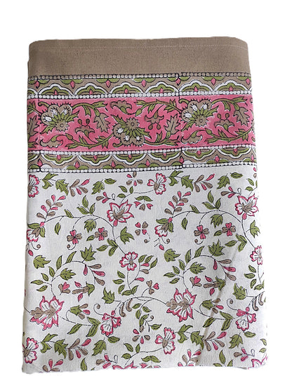 Nappe rectangulaire 6 places en coton Block Print indien écru, rose et kaki, avec motifs floraux et bordure décorative beige.