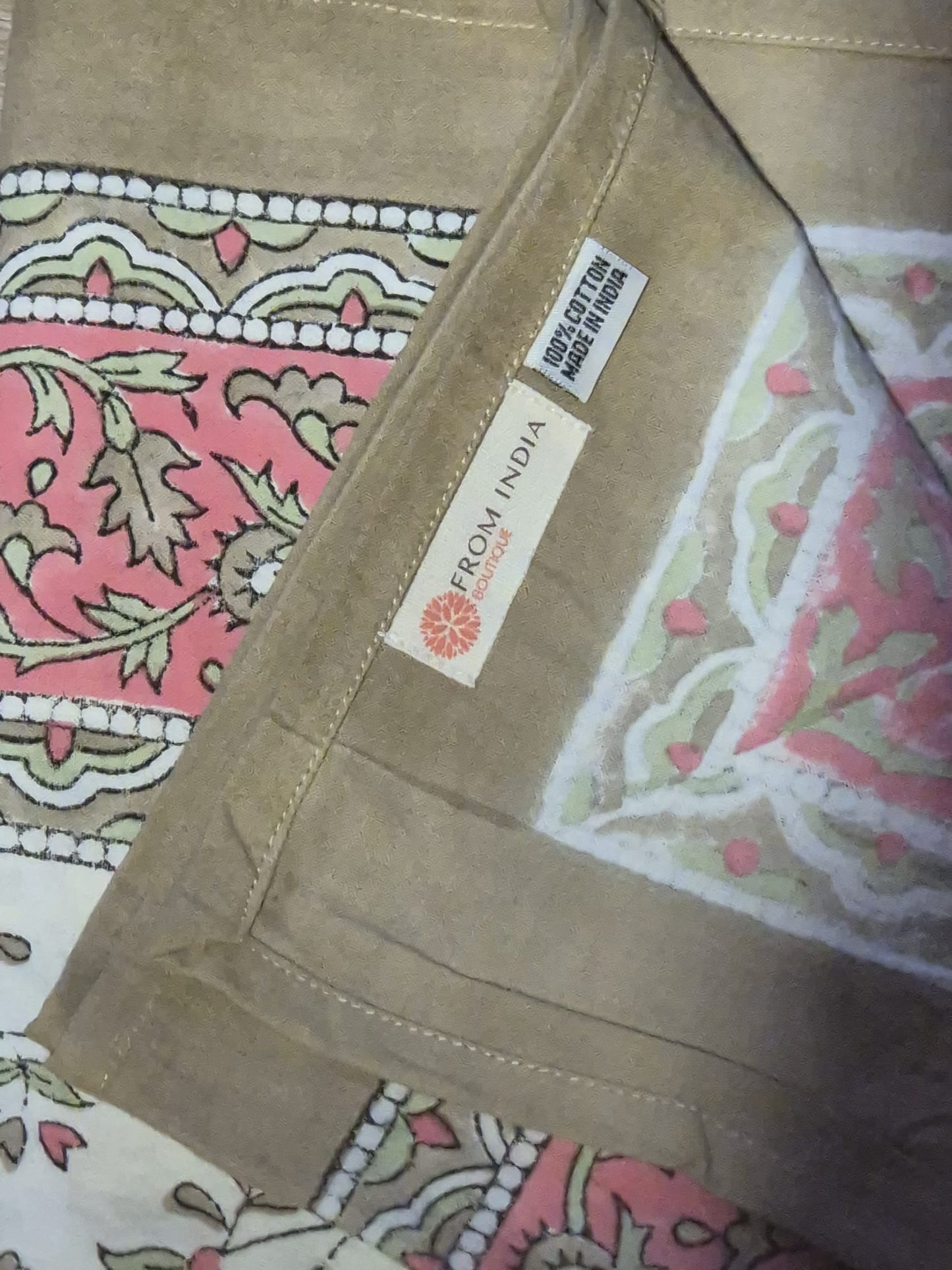 Nappe rectangulaire 6 places en coton Block Print indien écru, rose et kaki, avec motifs floraux et bordure décorative beige.