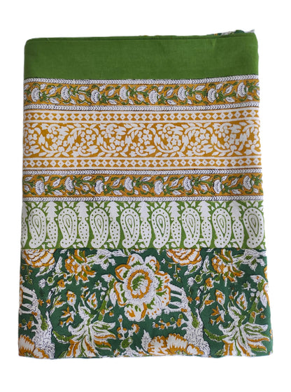 Nappe rectangulaire 6 places en coton Block Print indien vert olive, ocre et écru, avec motifs floraux et bordure décorative.