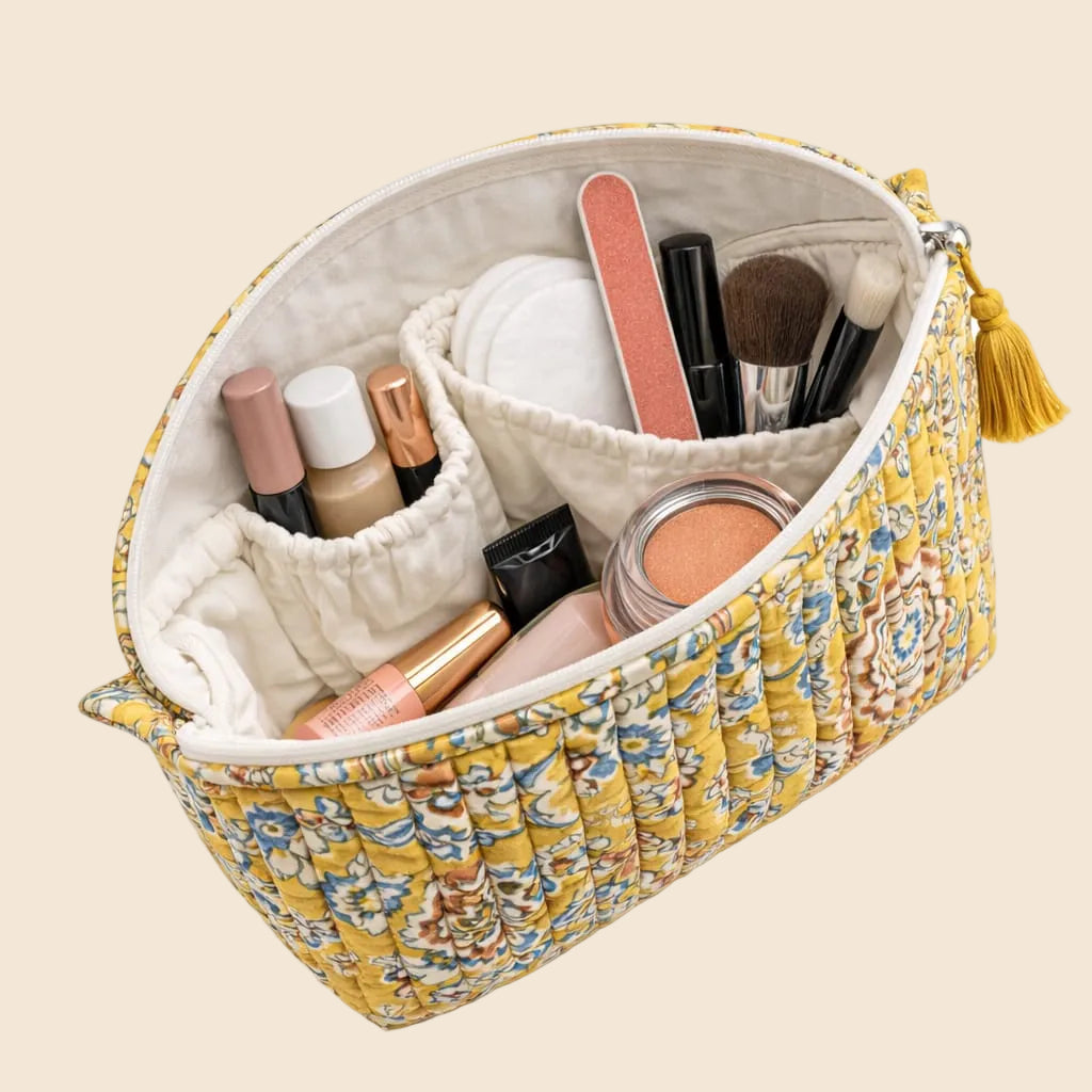 Trousse de toilette matelassée jaune moutarde à motif floral bleu écru terracotta avec pompon jaune From India Boutique