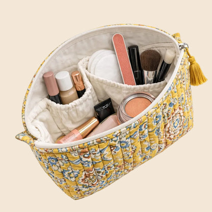 Trousse de toilette matelassée jaune moutarde à motif floral bleu écru terracotta avec pompon jaune From India Boutique