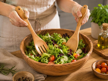 Set de 6 ustensiles de cuisine artisanaux en bois de Neem naturel avec cuillères, spatules, fourchette et écumoire sur fond blanc.
