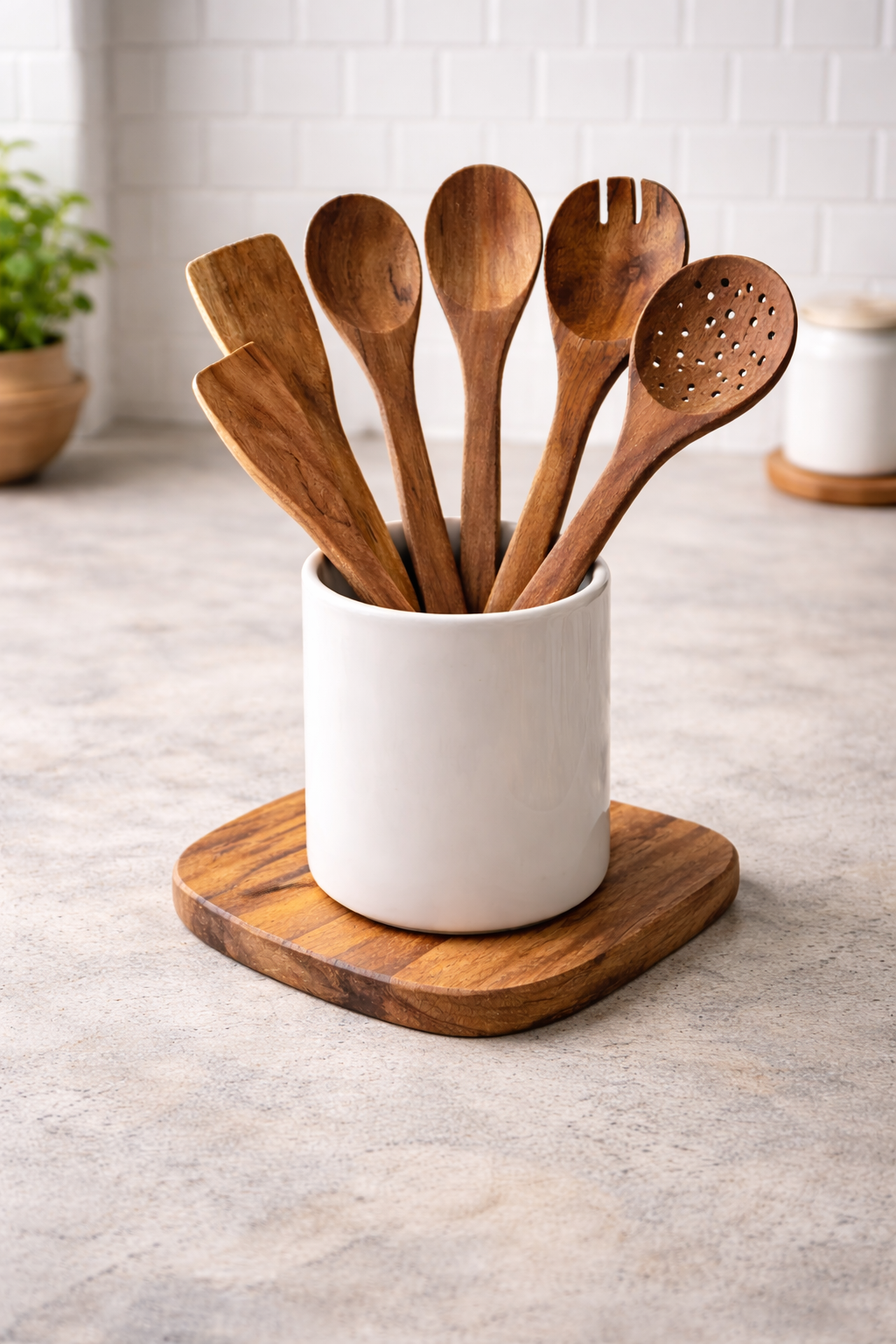 Set de 6 ustensiles de cuisine artisanaux en bois de Neem naturel avec cuillères, spatules, fourchette et écumoire sur fond blanc.