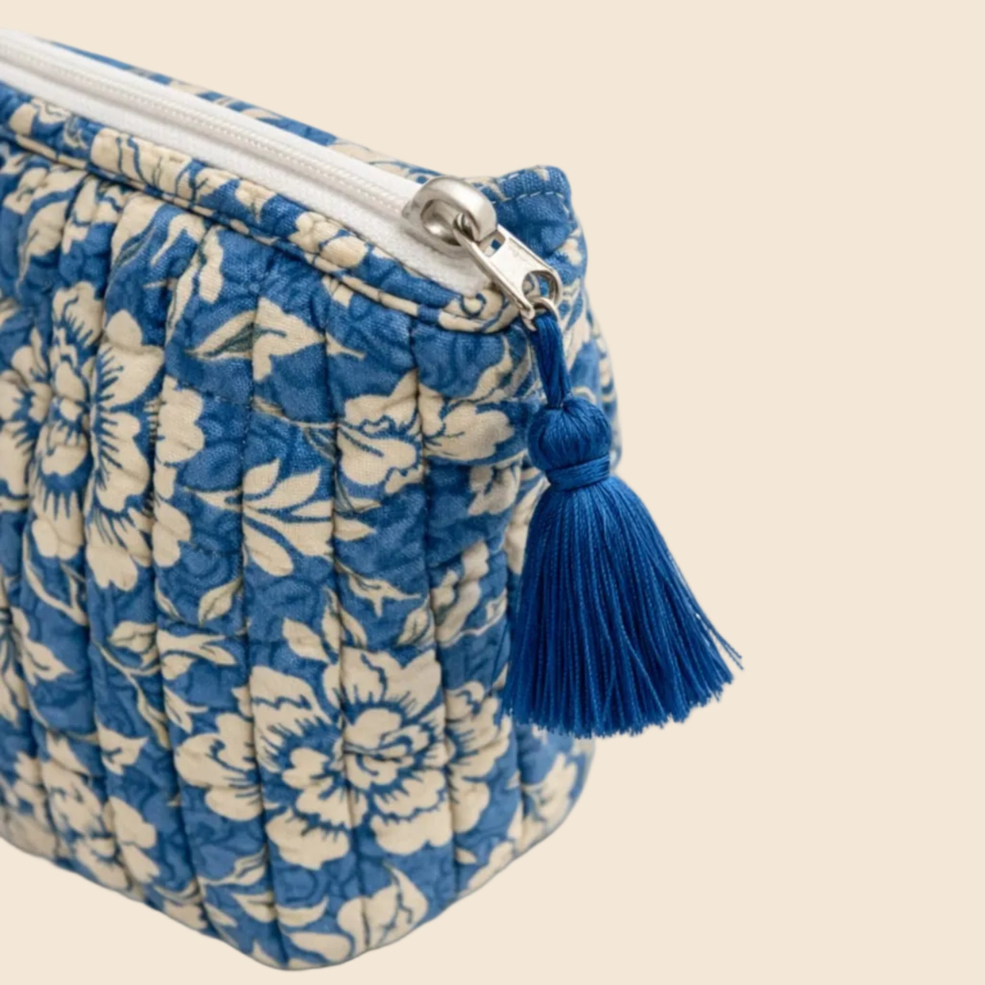 Trousse de toilette matelassée bleue et écrue à motif floral Block Print avec pompon décoratif From India Boutique