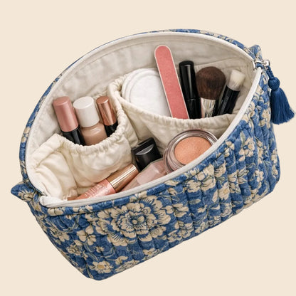 Trousse de toilette matelassée bleue et écrue à motif floral Block Print avec pompon décoratif From India Boutique