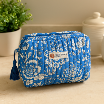 Trousse de toilette matelassée bleue et écrue à motif floral Block Print avec pompon décoratif From India Boutique