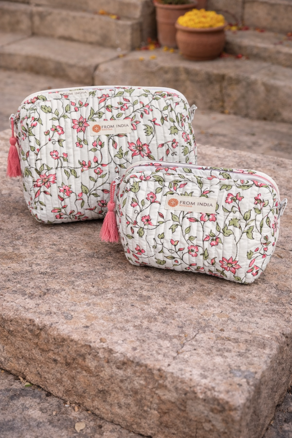 Trousse de toilette matelassée écrue à motif petites fleurs roses et pompon rose From India Boutique