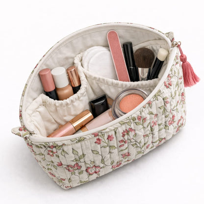 Trousse de toilette matelassée écrue à motif petites fleurs roses et pompon rose From India Boutique