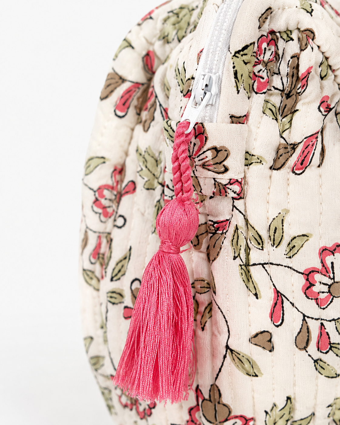 Trousse de toilette matelassée écrue à motif petites fleurs roses et pompon rose From India Boutique