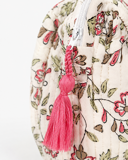 Trousse de toilette matelassée écrue à motif petites fleurs roses et pompon rose From India Boutique