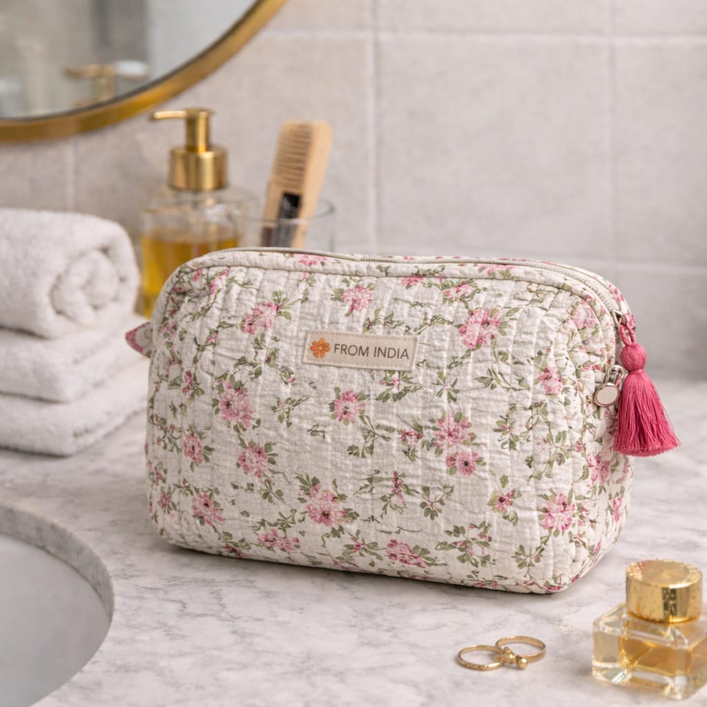 Trousse de toilette matelassée écrue à motif petites fleurs roses et pompon rose From India Boutique