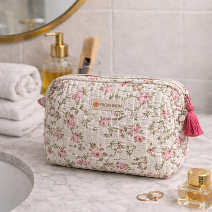 Trousse de toilette matelassée écrue à motif petites fleurs roses et pompon rose From India Boutique